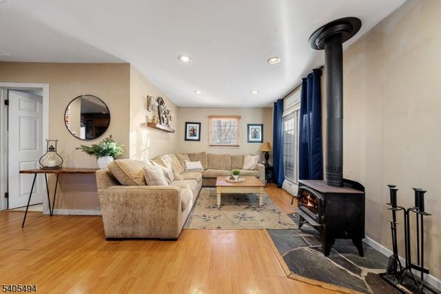 81 Vreeland Ave, Midland Park Boro, NJ 07432