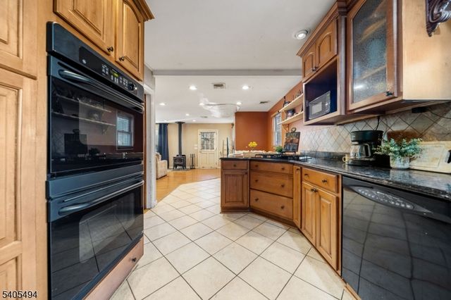 81 Vreeland Ave, Midland Park Boro, NJ 07432