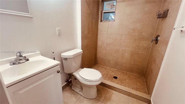 32 NE 169th St 2, North Miami Beach, FL 33162