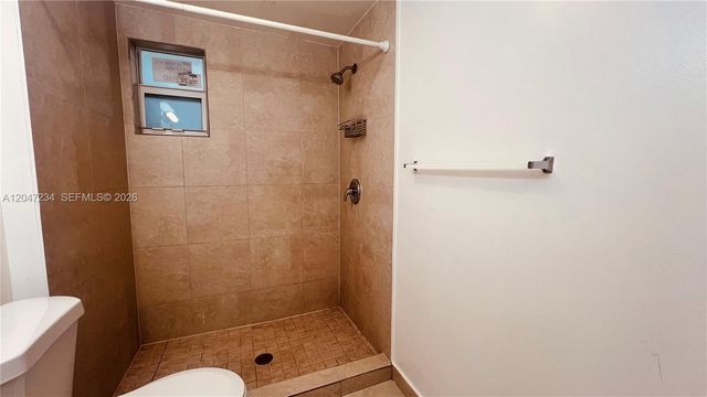 32 NE 169th St 2, North Miami Beach, FL 33162
