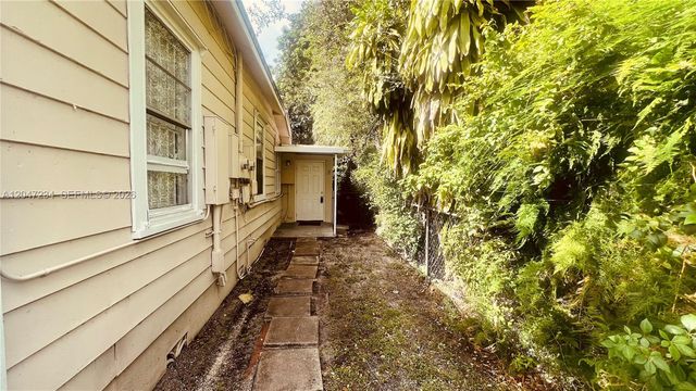32 NE 169th St 2, North Miami Beach, FL 33162