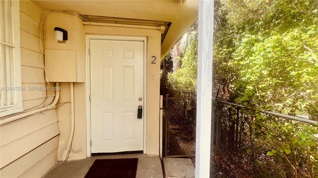 32 NE 169th St 2, North Miami Beach, FL 33162