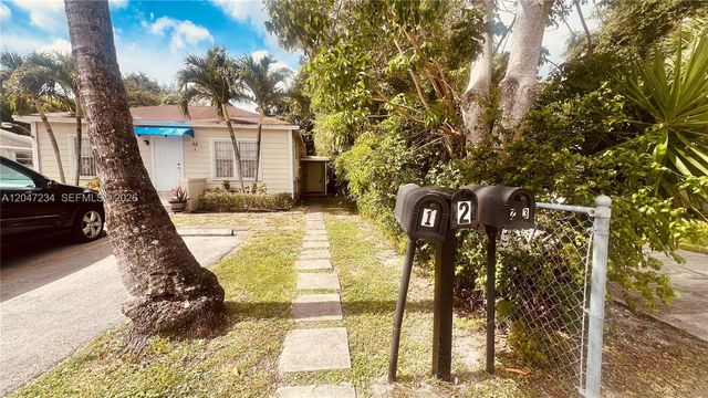 32 NE 169th St 2, North Miami Beach, FL 33162