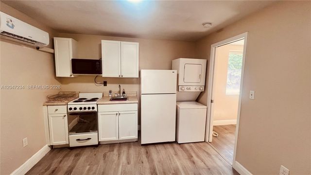 32 NE 169th St 2, North Miami Beach, FL 33162