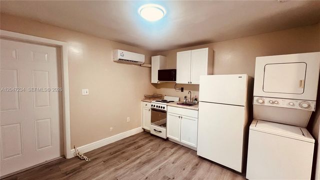 32 NE 169th St 2, North Miami Beach, FL 33162