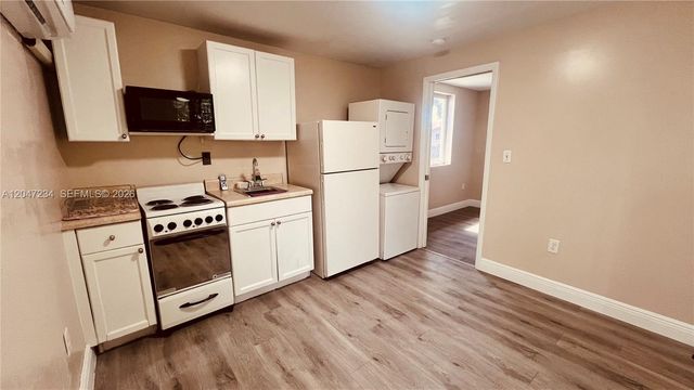 32 NE 169th St 2, North Miami Beach, FL 33162