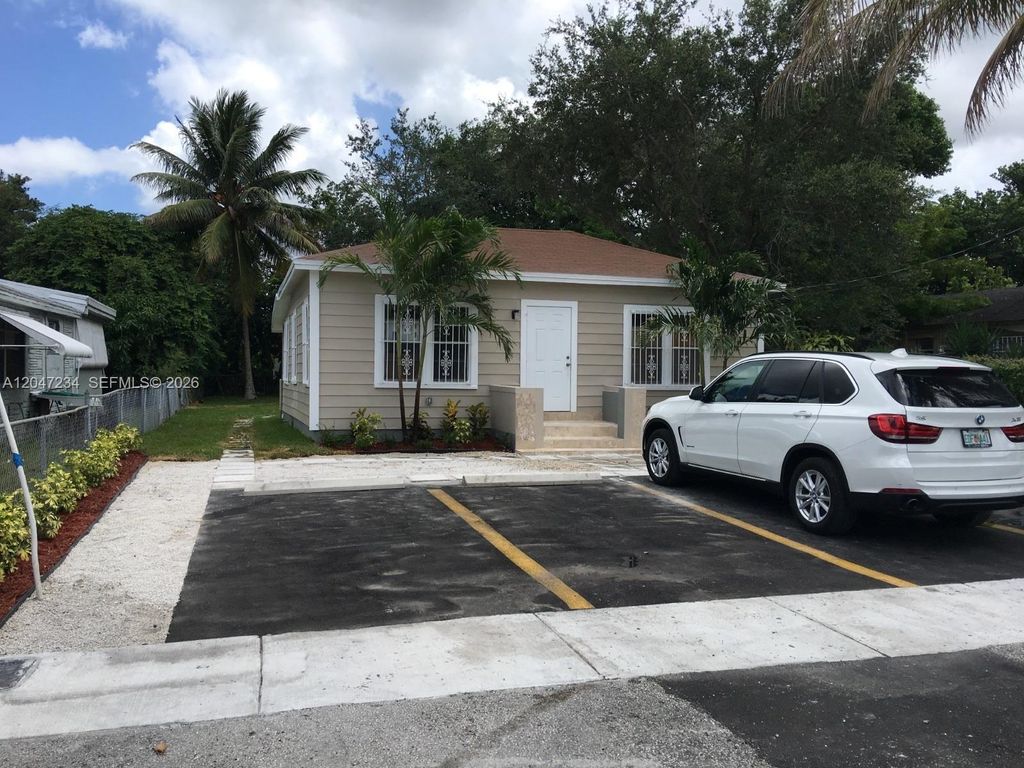 32 NE 169th St 2, North Miami Beach, FL 33162