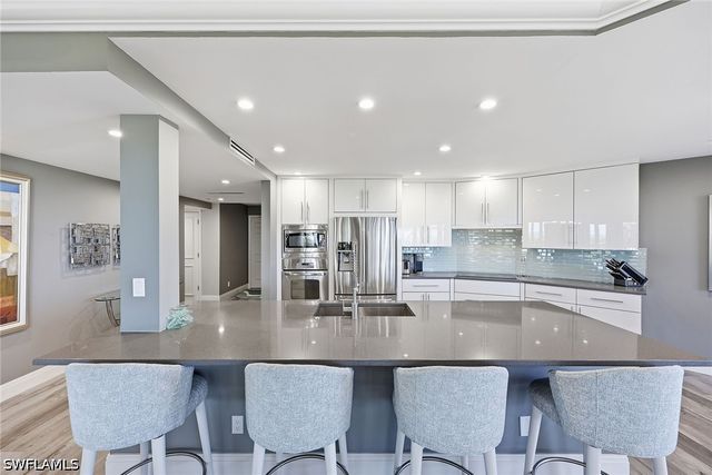 8111 Bay Colony DR 204, Naples, FL 34108