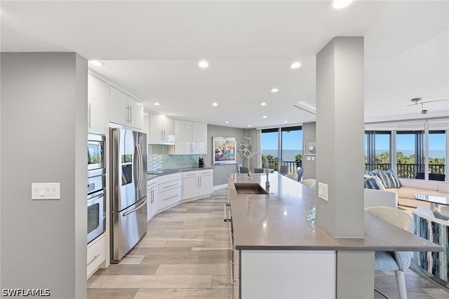 8111 Bay Colony DR 204, Naples, FL 34108