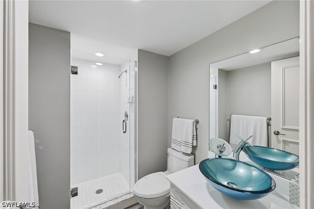 8111 Bay Colony DR 204, Naples, FL 34108