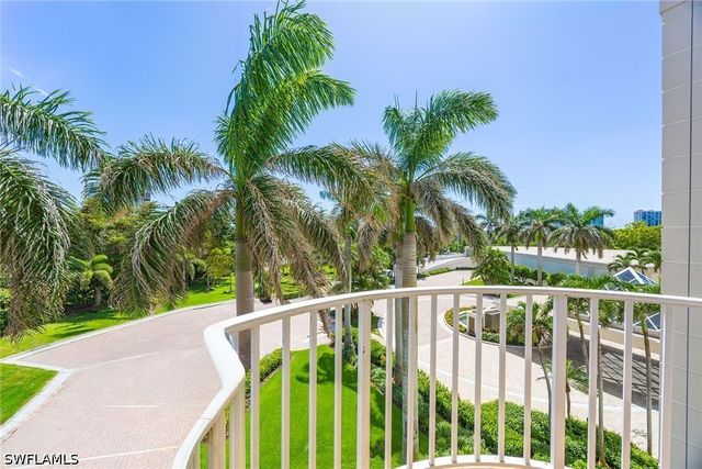 8111 Bay Colony DR 204, Naples, FL 34108