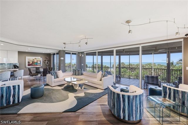 8111 Bay Colony DR 204, Naples, FL 34108