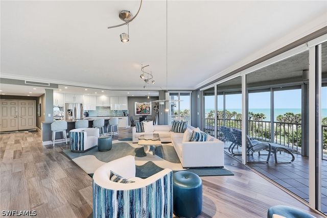 8111 Bay Colony DR 204, Naples, FL 34108