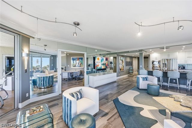 8111 Bay Colony DR 204, Naples, FL 34108