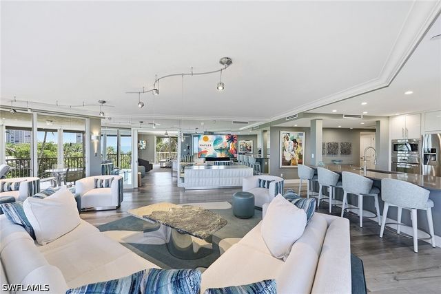 8111 Bay Colony DR 204, Naples, FL 34108