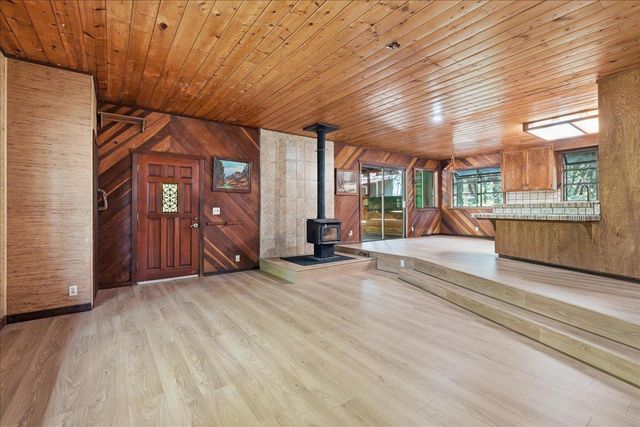 5686 Pony Express Trl, Pollock Pines, CA 95726
