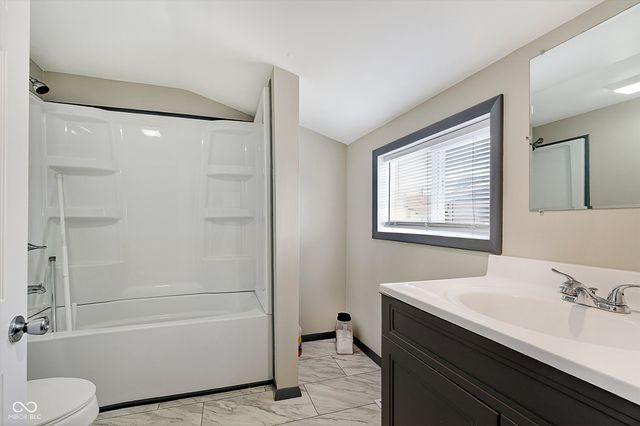 2107 S B Street, Elwood, IN 46036