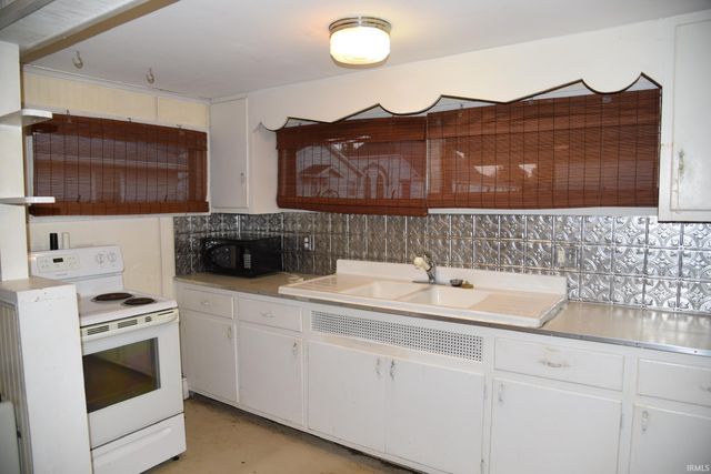 215 S 8th Street, Mitchell, IN 47446