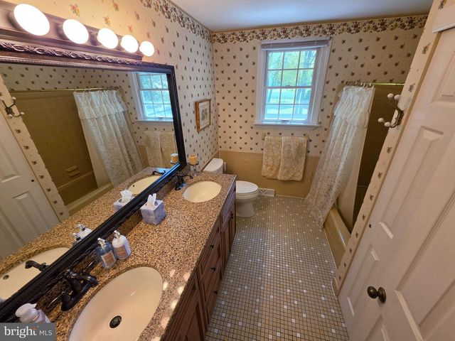 325 CHARLES ST, Southampton, PA 18966