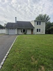 2 Wendy Road, Coram, NY 11727