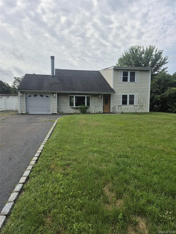 2 Wendy Road, Coram, NY 11727