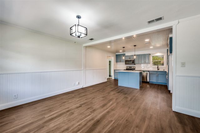 544 NW King Street, Burleson, TX 76028