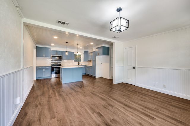 544 NW King Street, Burleson, TX 76028