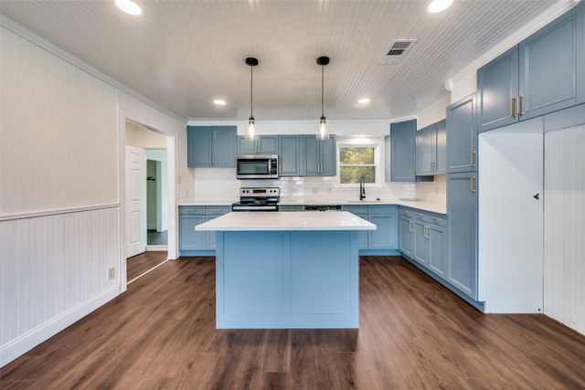 544 NW King Street, Burleson, TX 76028