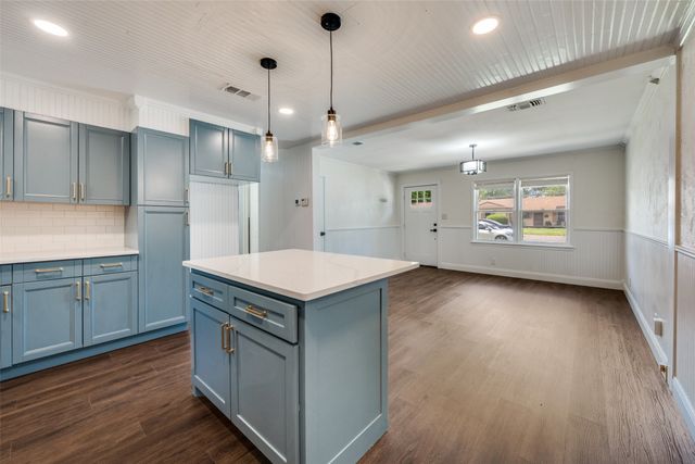 544 NW King Street, Burleson, TX 76028