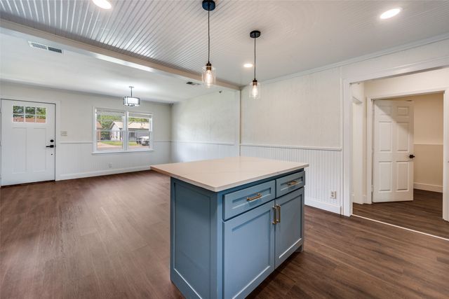 544 NW King Street, Burleson, TX 76028