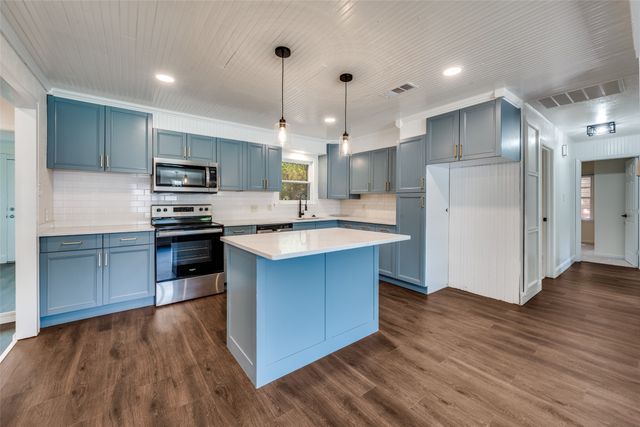 544 NW King Street, Burleson, TX 76028