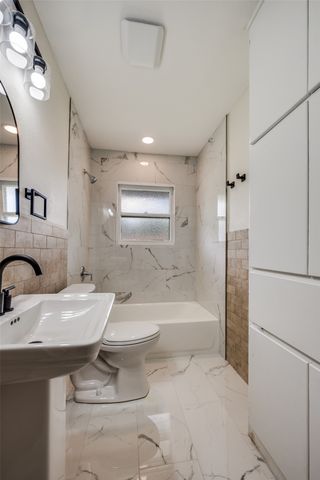 544 NW King Street, Burleson, TX 76028