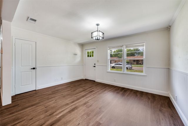 544 NW King Street, Burleson, TX 76028