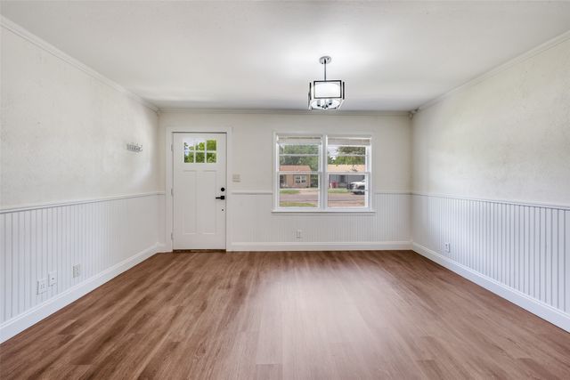 544 NW King Street, Burleson, TX 76028