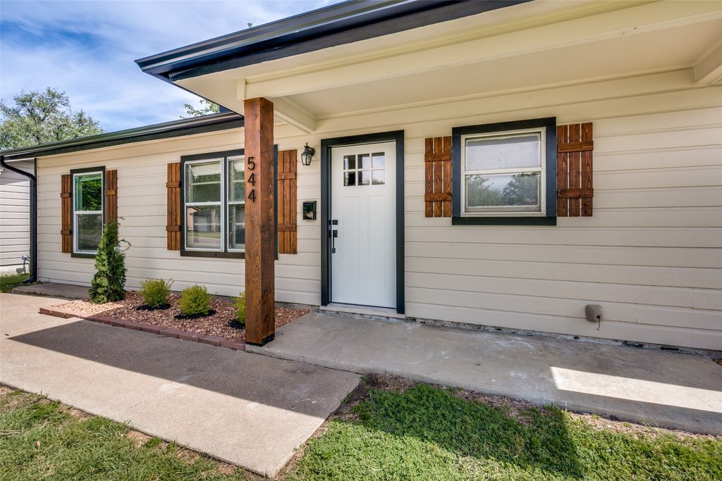 544 NW King Street, Burleson, TX 76028