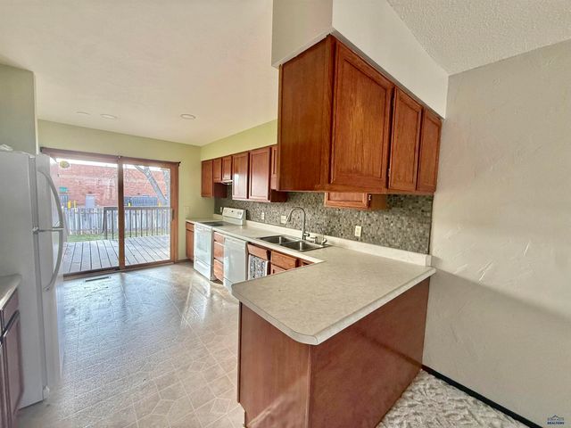 1425 LOOKOUT VALLEY CT, Spearfish, SD 57783