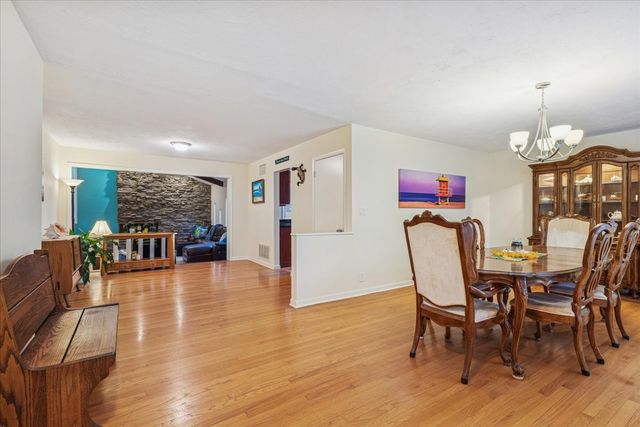 512 S Busse Road, Mount Prospect, IL 60056