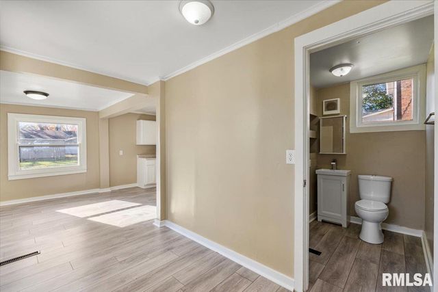 2011 W 2nd St Street, Davenport, IA 52802