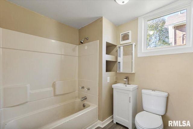 2011 W 2nd St Street, Davenport, IA 52802