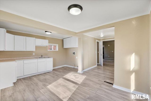 2011 W 2nd St Street, Davenport, IA 52802