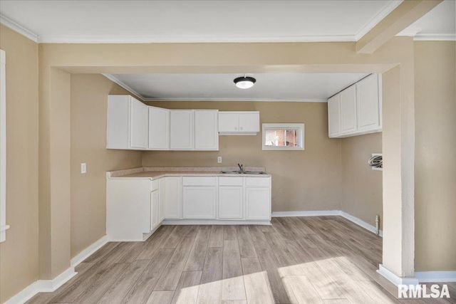 2011 W 2nd St Street, Davenport, IA 52802