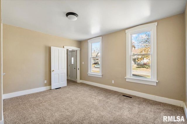 2011 W 2nd St Street, Davenport, IA 52802