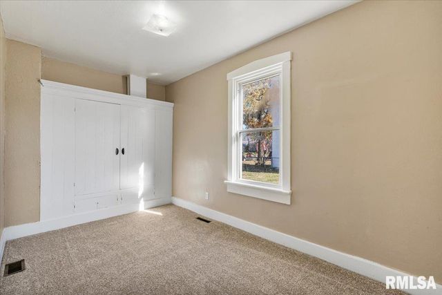 2011 W 2nd St Street, Davenport, IA 52802