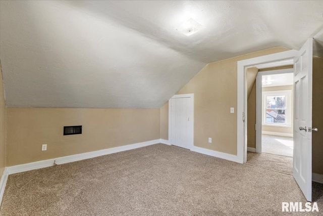 2011 W 2nd St Street, Davenport, IA 52802