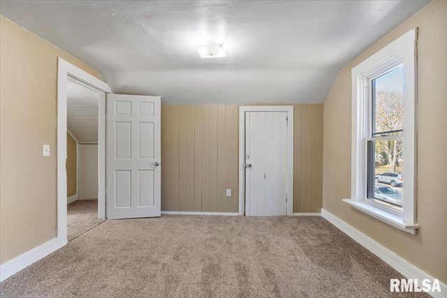 2011 W 2nd St Street, Davenport, IA 52802