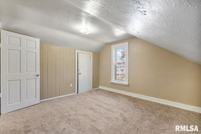 2011 W 2nd St Street, Davenport, IA 52802