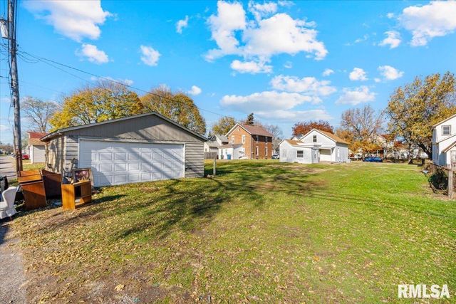 2011 W 2nd St Street, Davenport, IA 52802