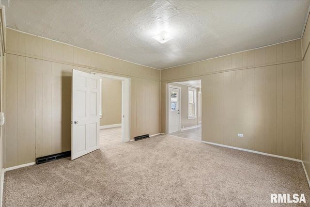 2011 W 2nd St Street, Davenport, IA 52802