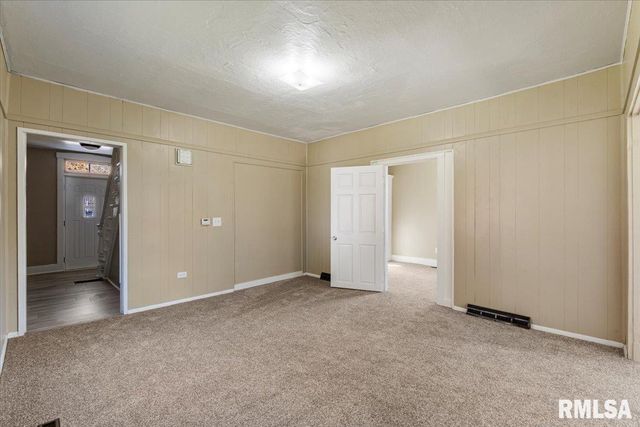 2011 W 2nd St Street, Davenport, IA 52802