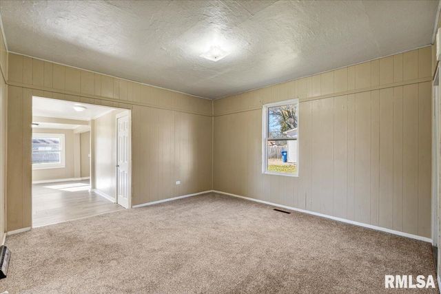 2011 W 2nd St Street, Davenport, IA 52802